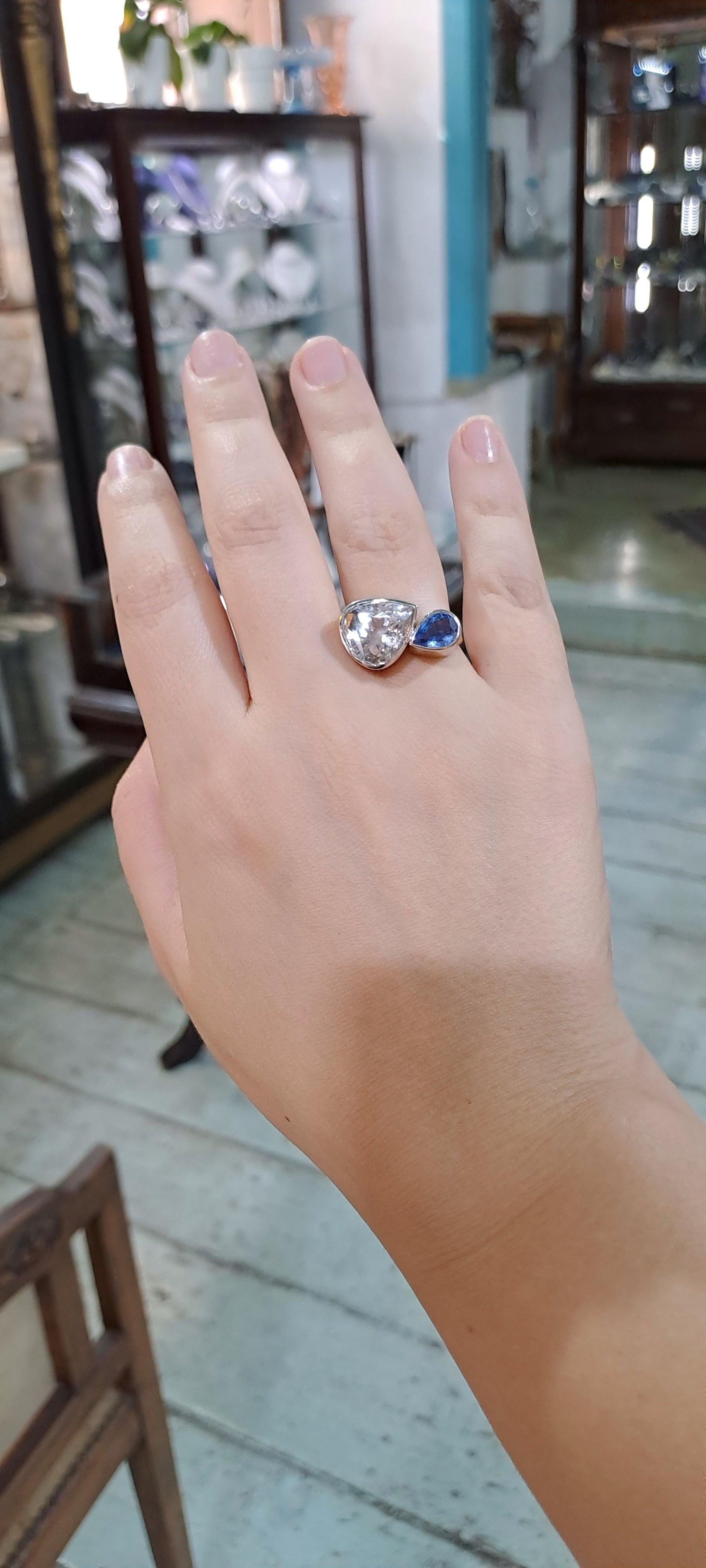 Ring in 18k gold with a phenakite and a blue Saphhire (B-121)