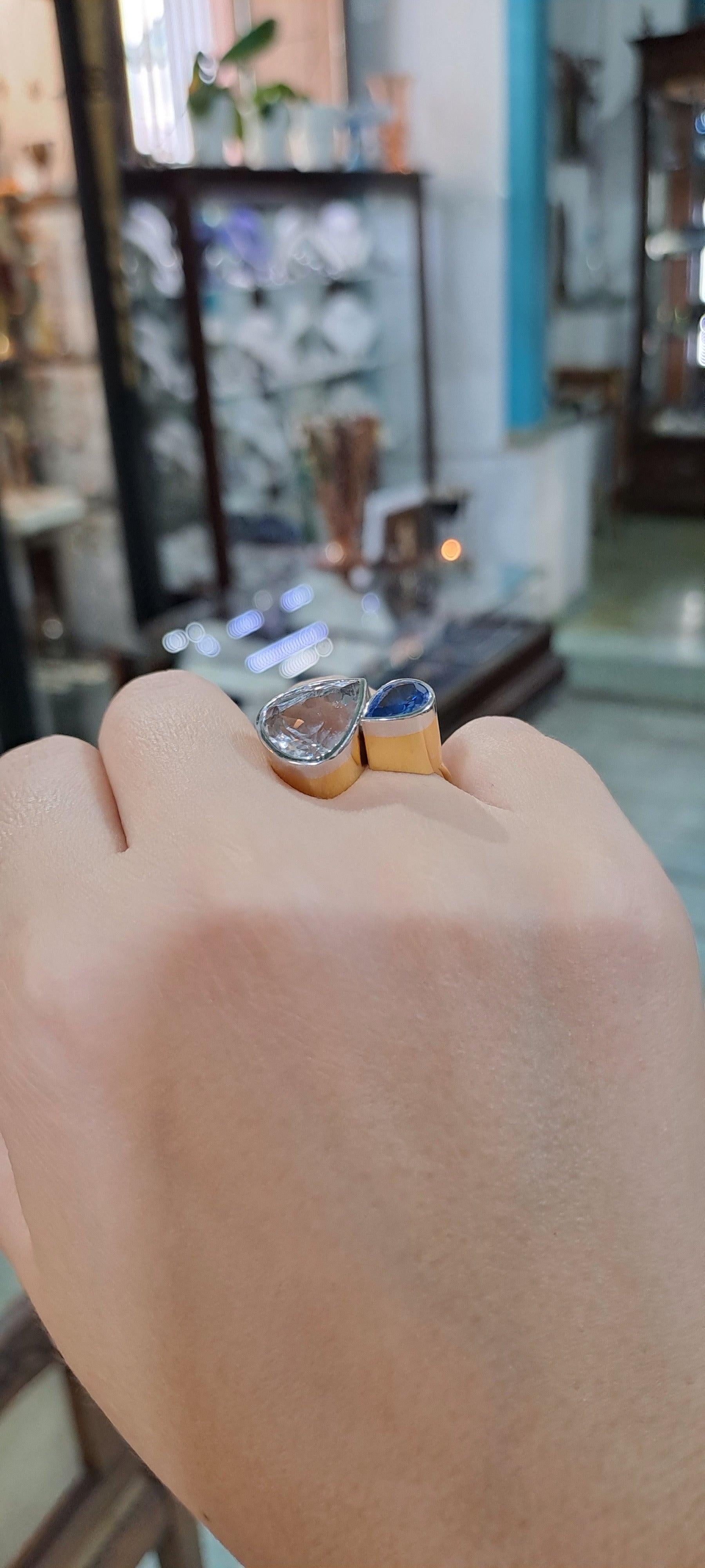 Ring in 18k gold with a phenakite and a blue Saphhire (B-121)
