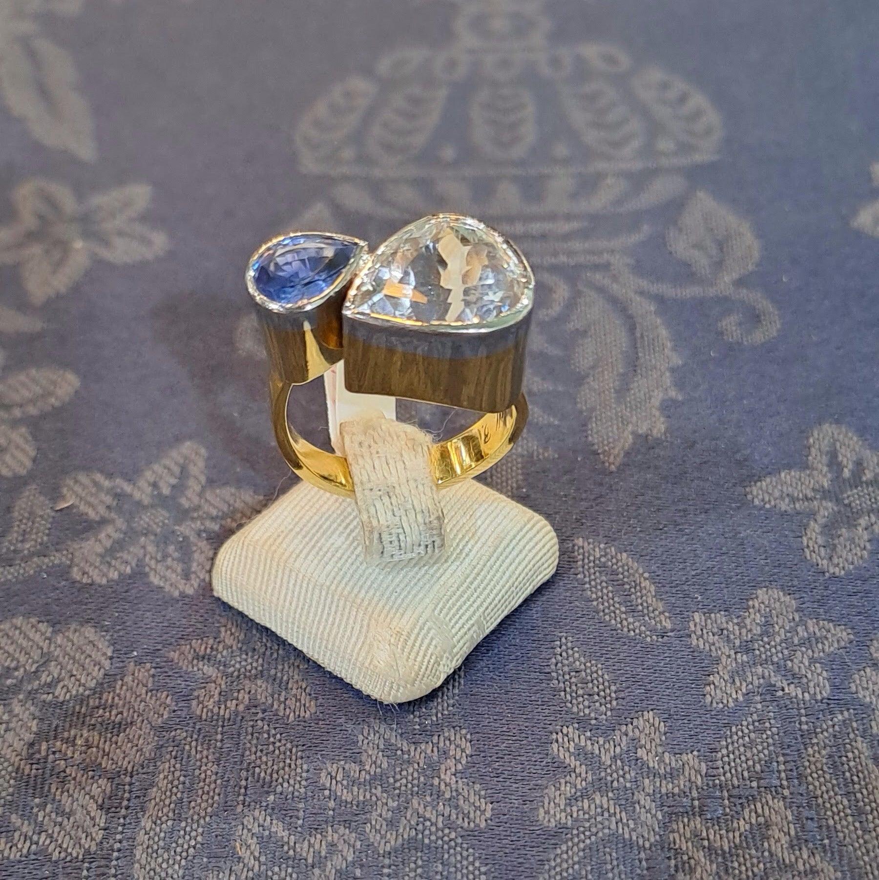 Ring in 18k gold with a phenakite and a blue Saphhire (B-121)