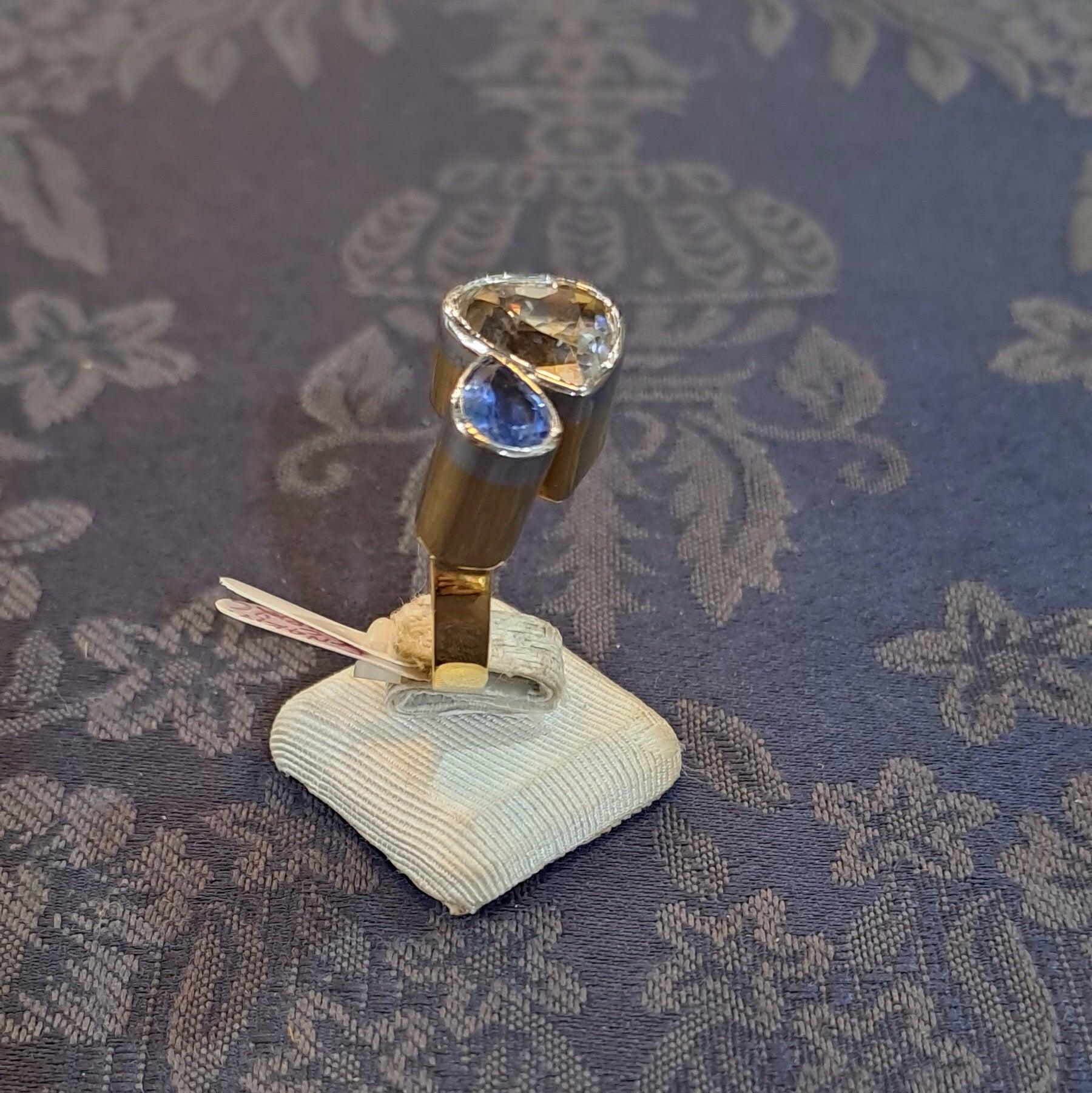 Ring in 18k gold with a phenakite and a blue Saphhire (B-121)