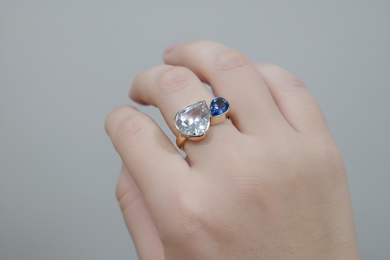 Ring in 18k gold with a phenakite and a blue Saphhire (B-121)