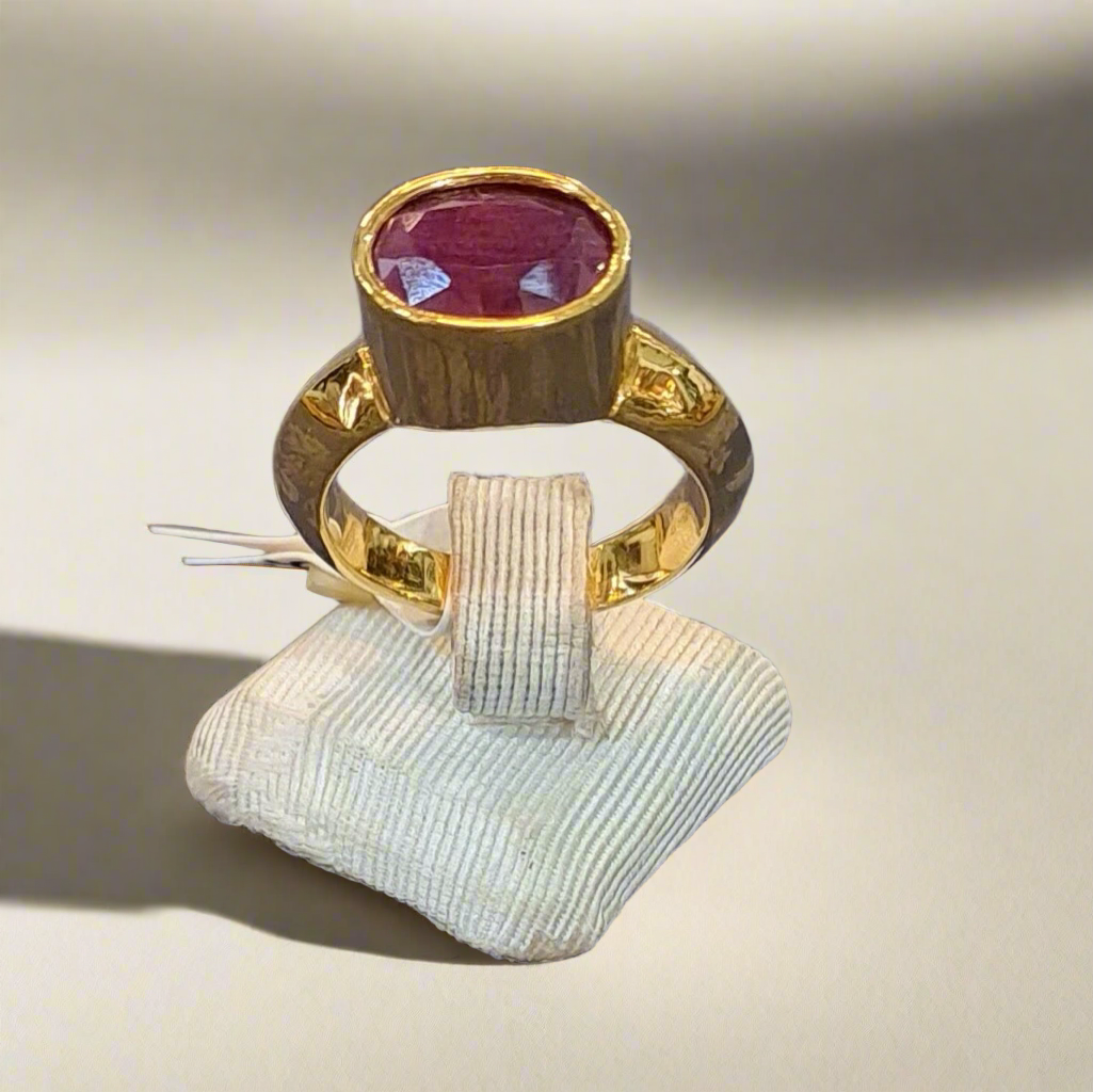 Ring in 18k gold with a ruby (B-119)