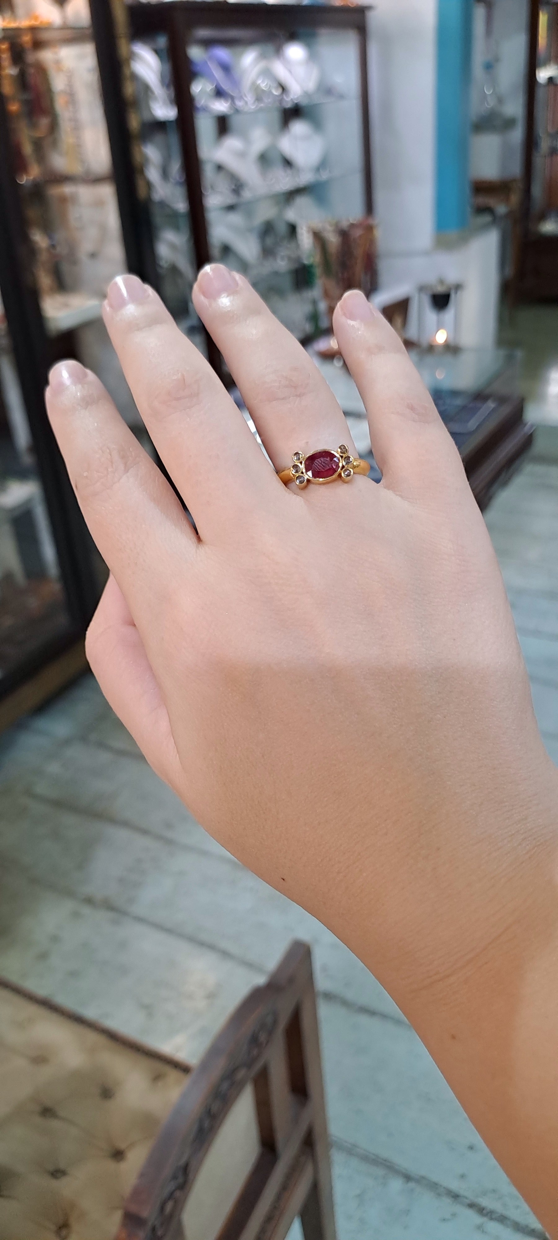Ring in 18k gold with a ruby and brilliants - Dinos-Virginia