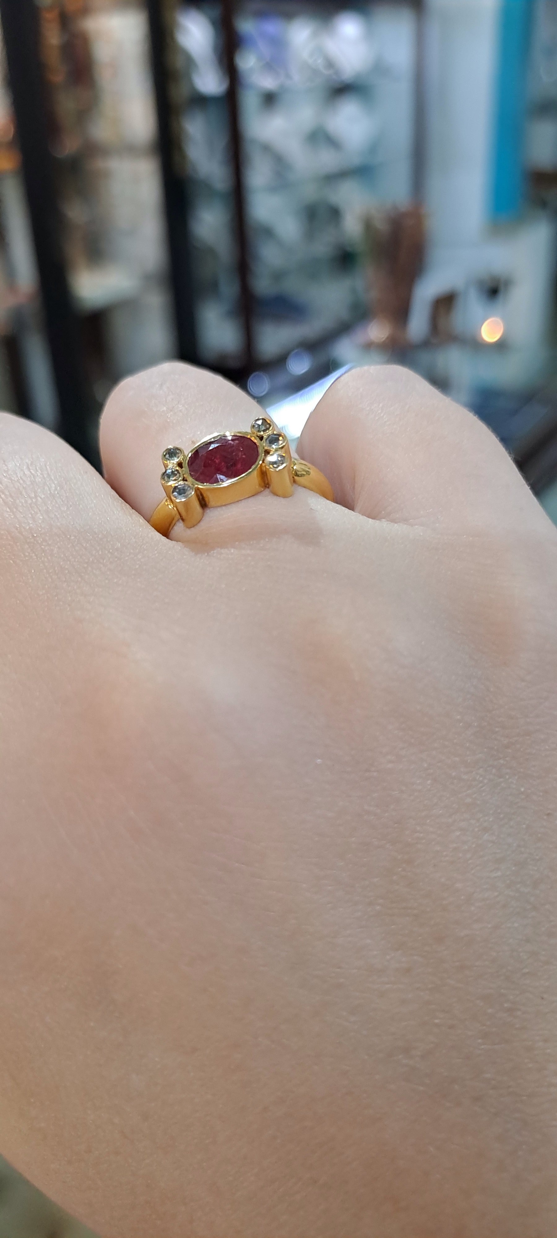 Ring in 18k gold with a ruby and brilliants - Dinos-Virginia