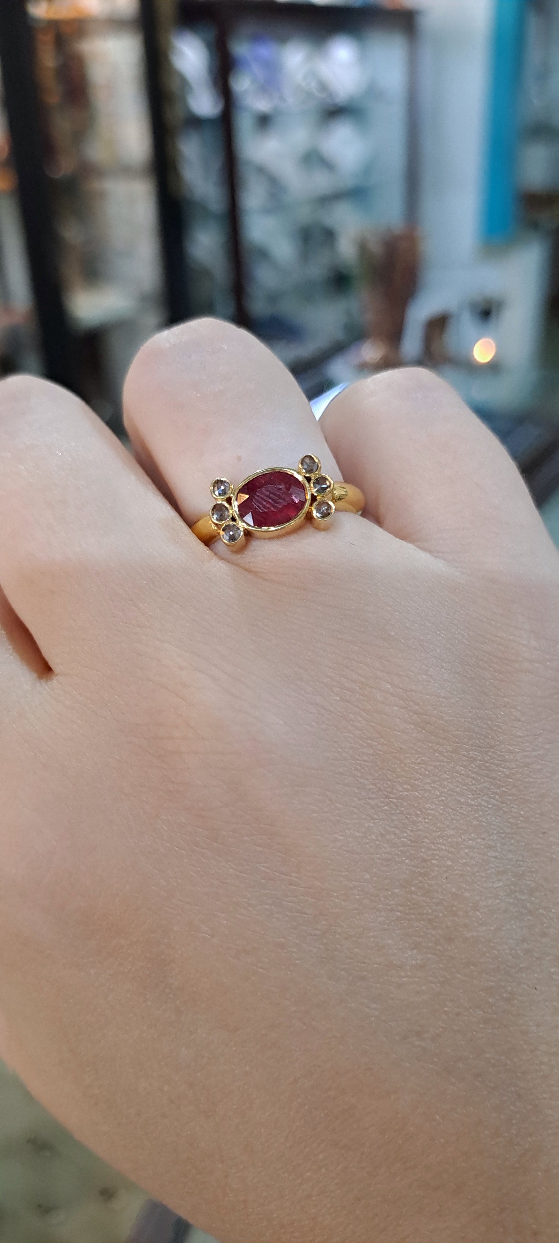 Ring in 18k gold with a ruby and brilliants - Dinos-Virginia