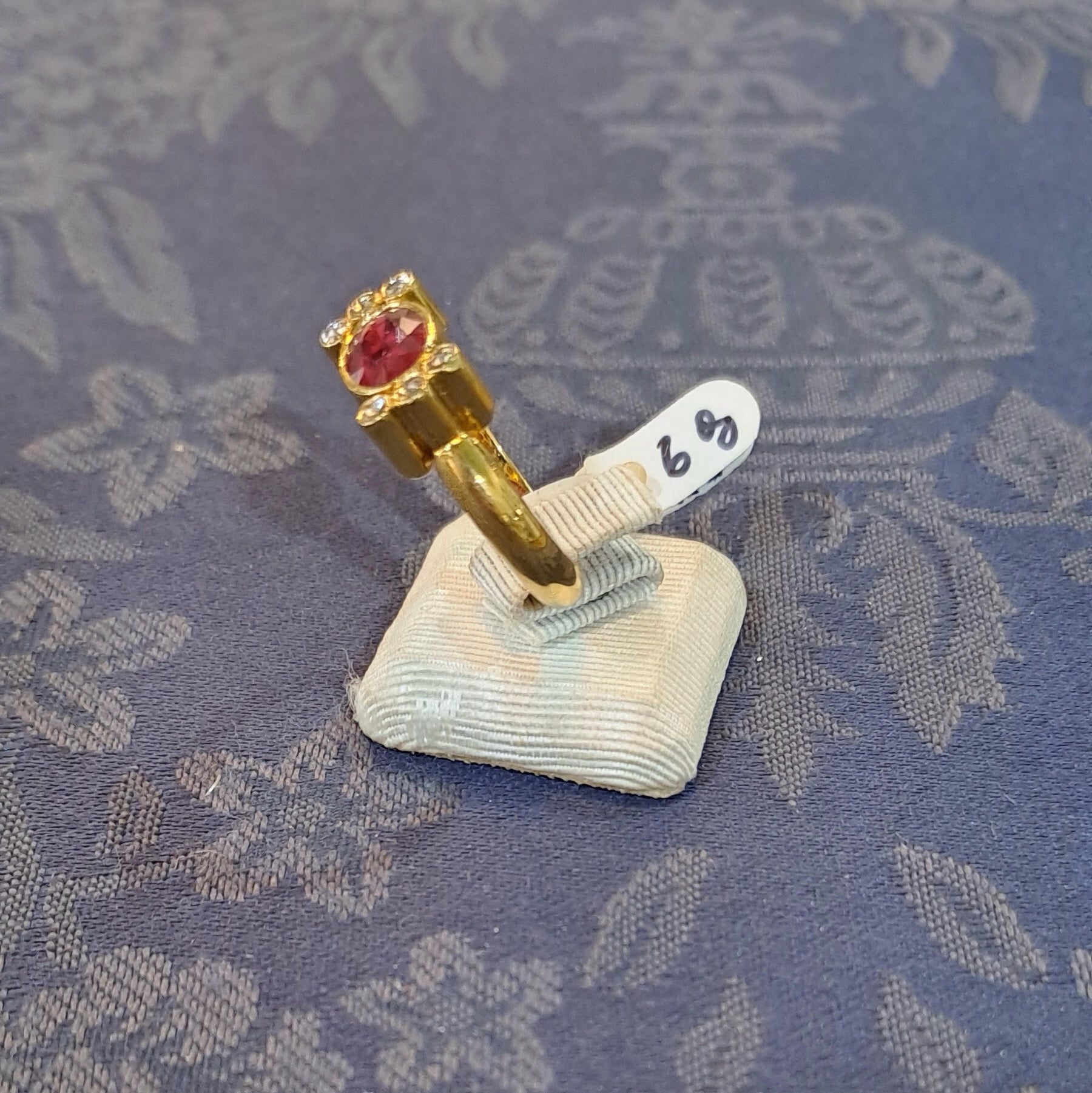 Ring in 18k gold with a ruby and brilliants - Dinos-Virginia