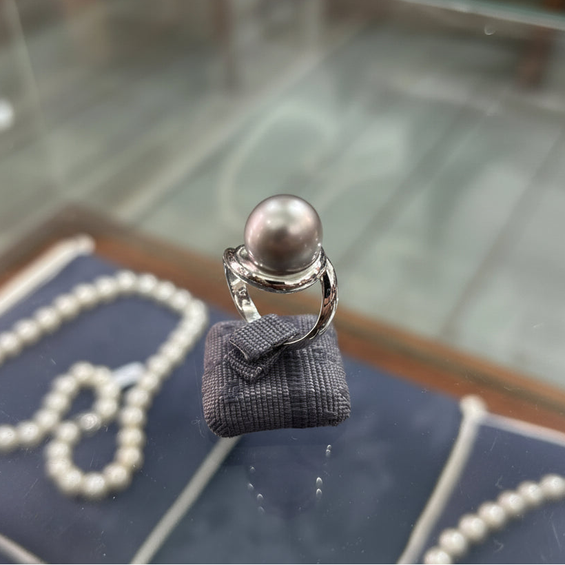 Ring in 18k gold with a silver pearl