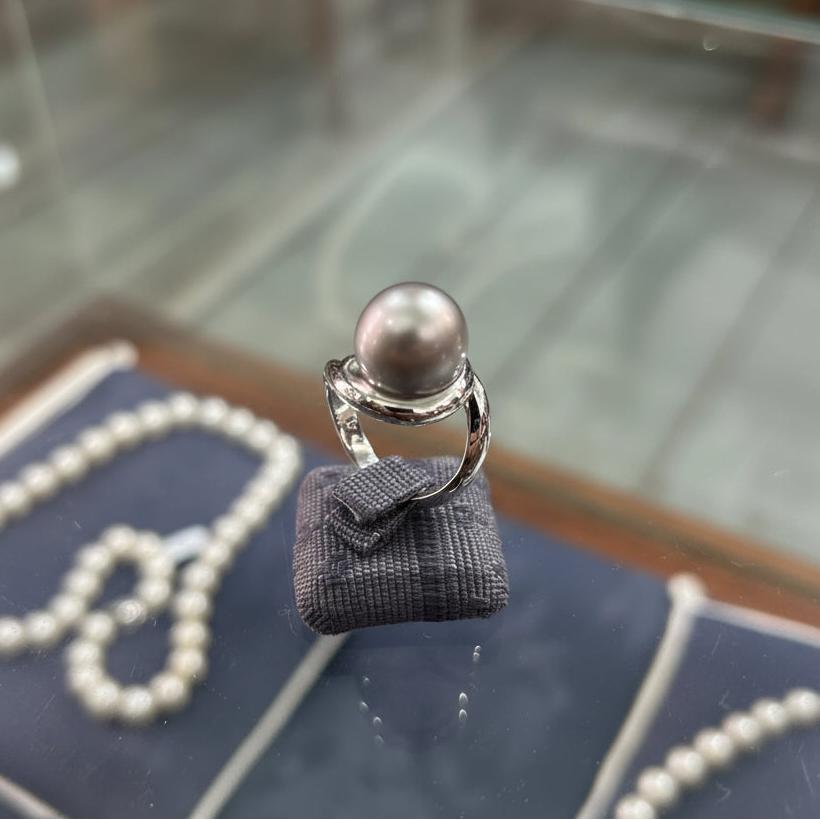 Ring in 18k gold with a silver pearl (B-145)