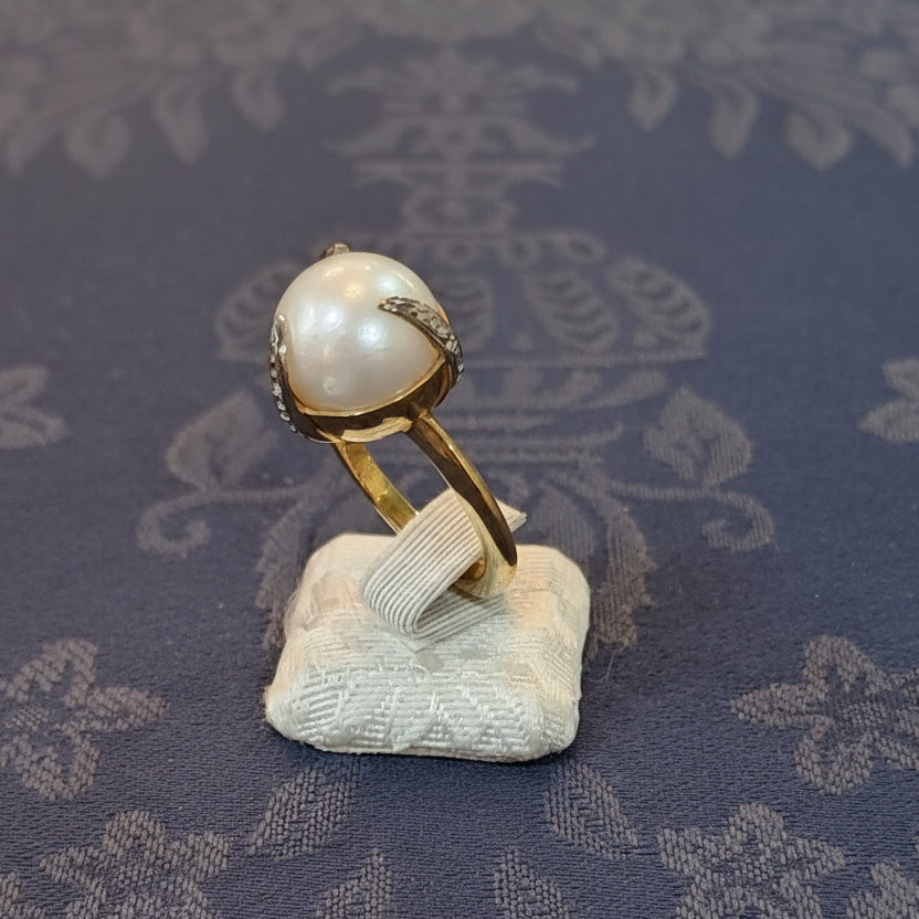 Ring in 18k gold with a south sea round pearl and brilliants (B-124)