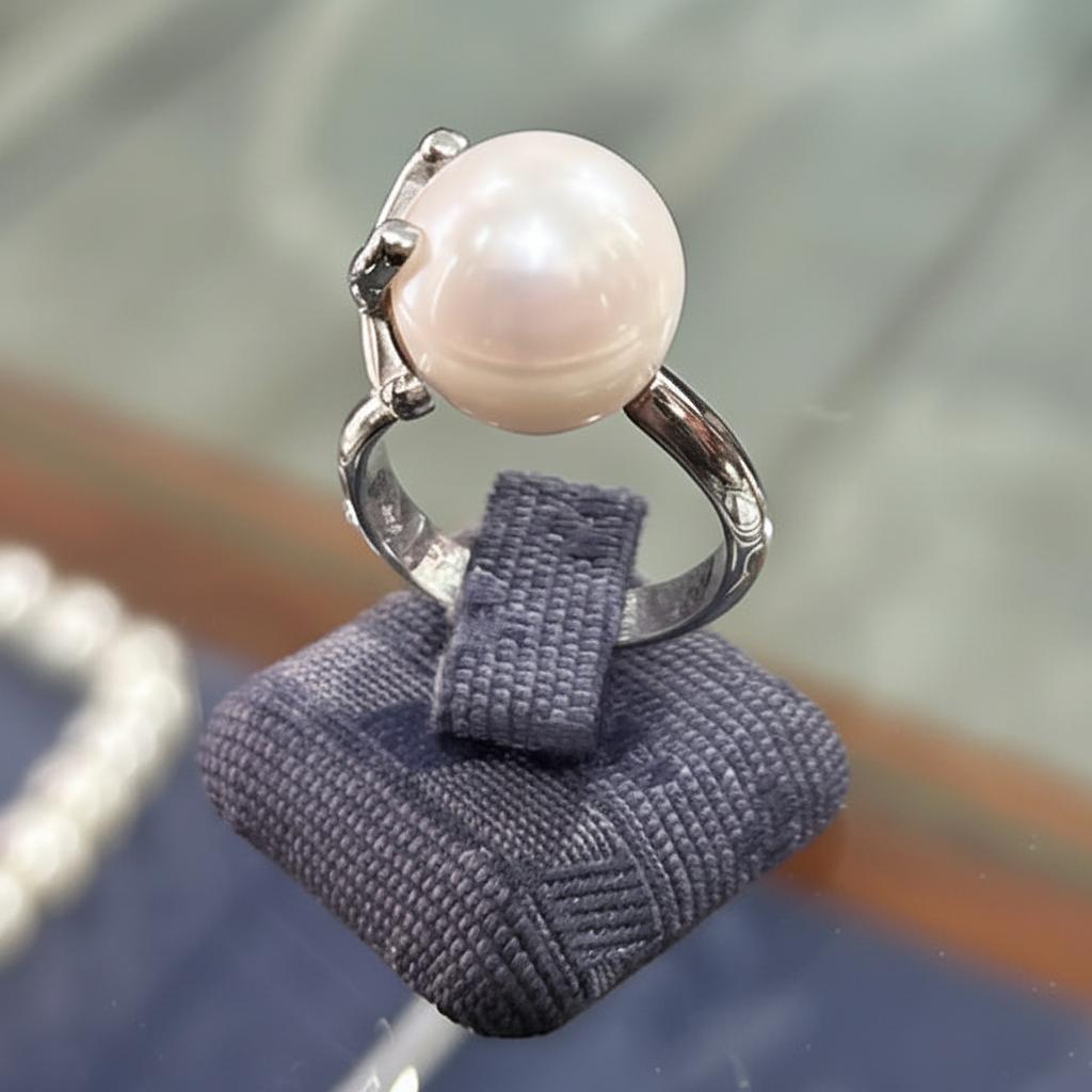 Ring in 18k gold with a white pearl (B-146)