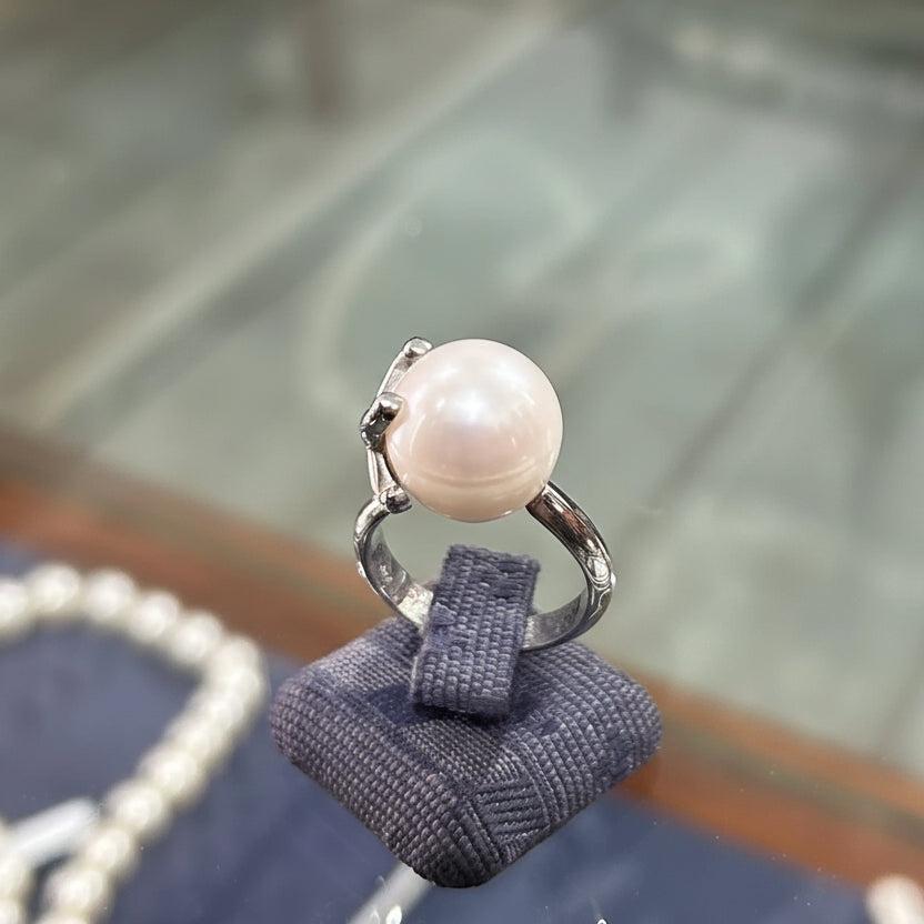 Ring in 18k gold with a white pearl (B-146)