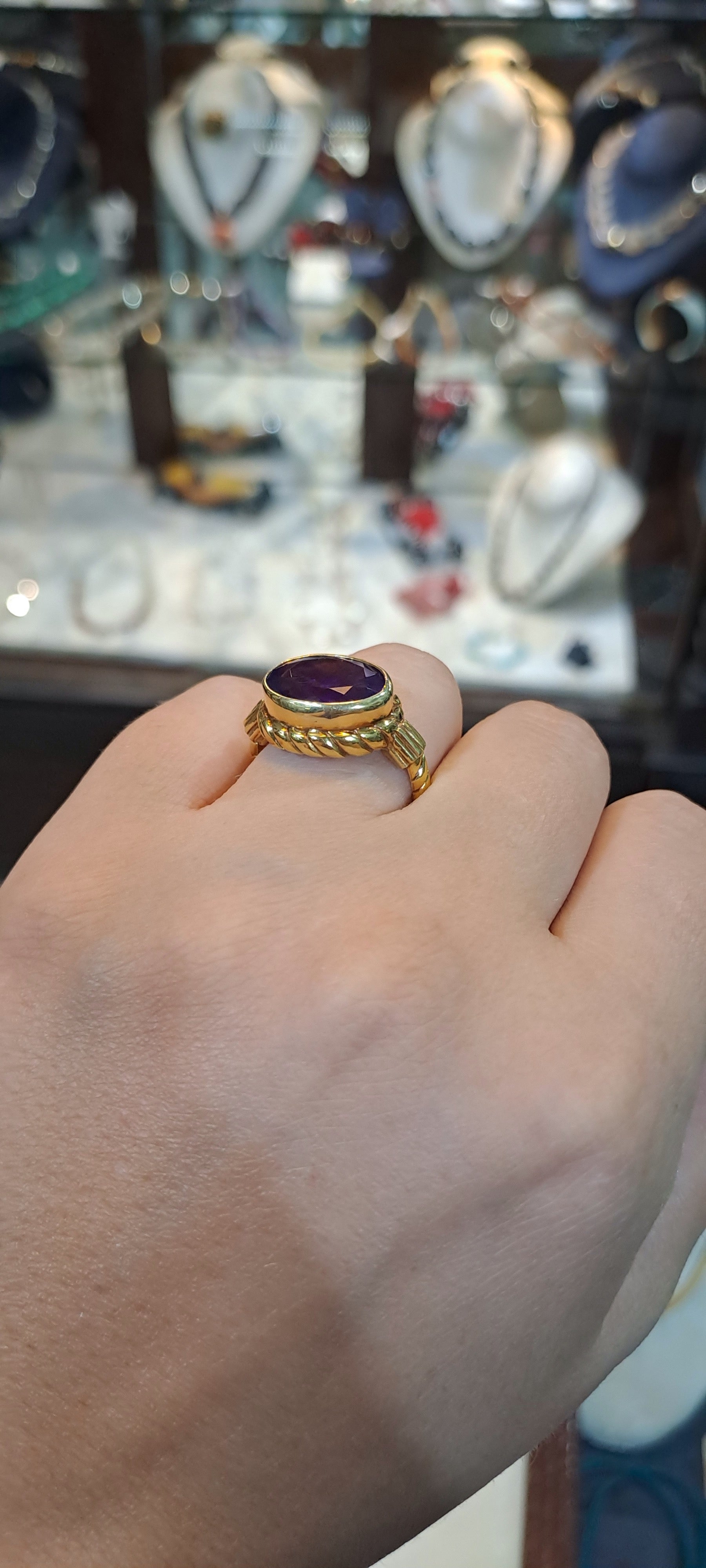 Ring in 18k gold with an amethyst stone (B-107) - Dinos-Virginia