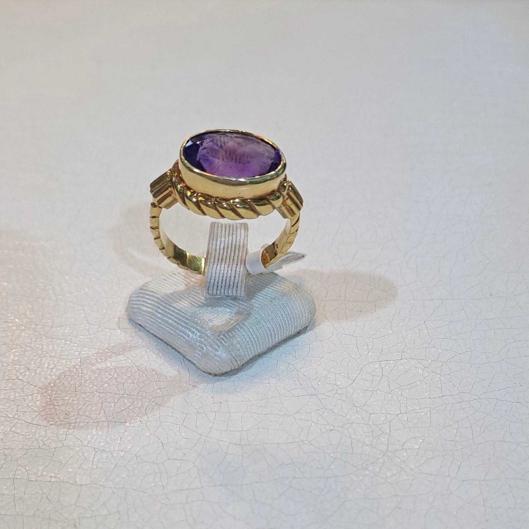 Ring in 18k gold with an amethyst stone (B-107)