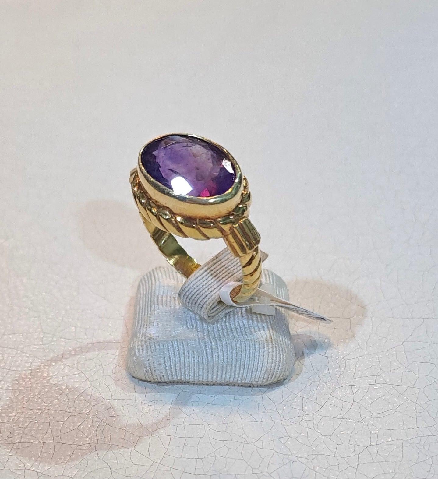 Ring in 18k gold with an amethyst stone (B-107)