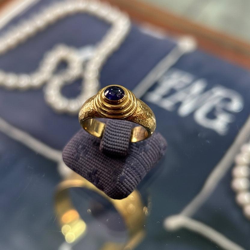 Ring in 18k gold with gemstone