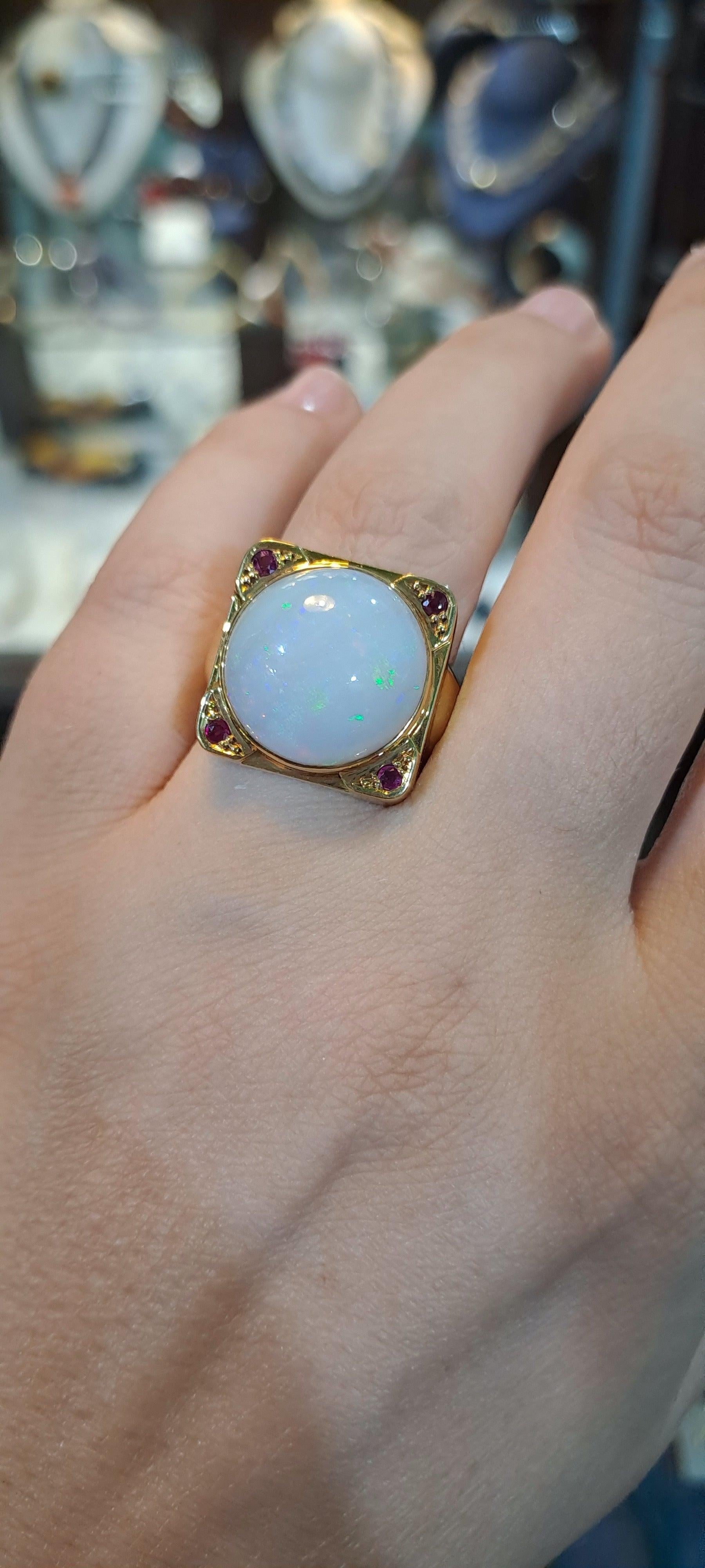 Ring in 18k gold with white Opal (Australian) and rubies (B-110)
