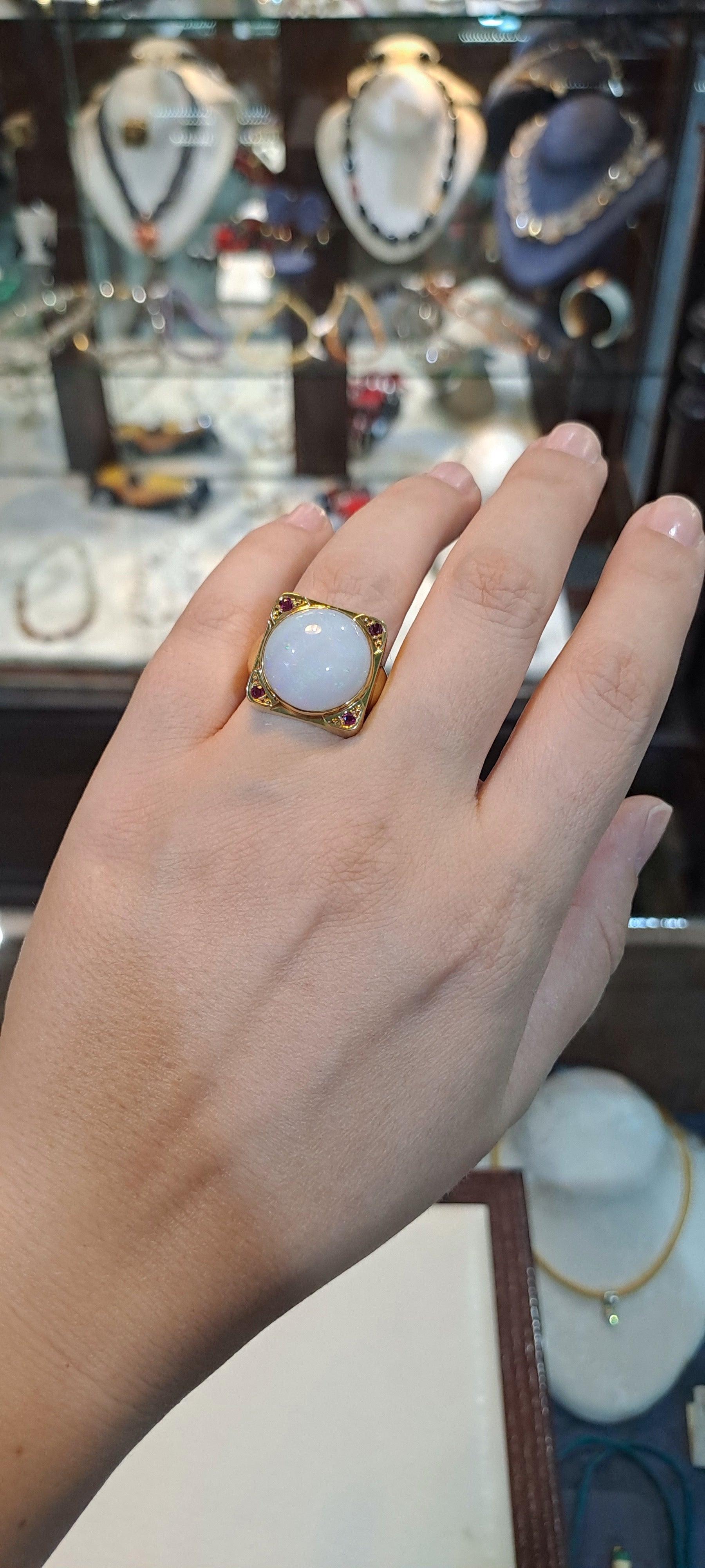 Ring in 18k gold with white Opal (Australian) and rubies (B-110)