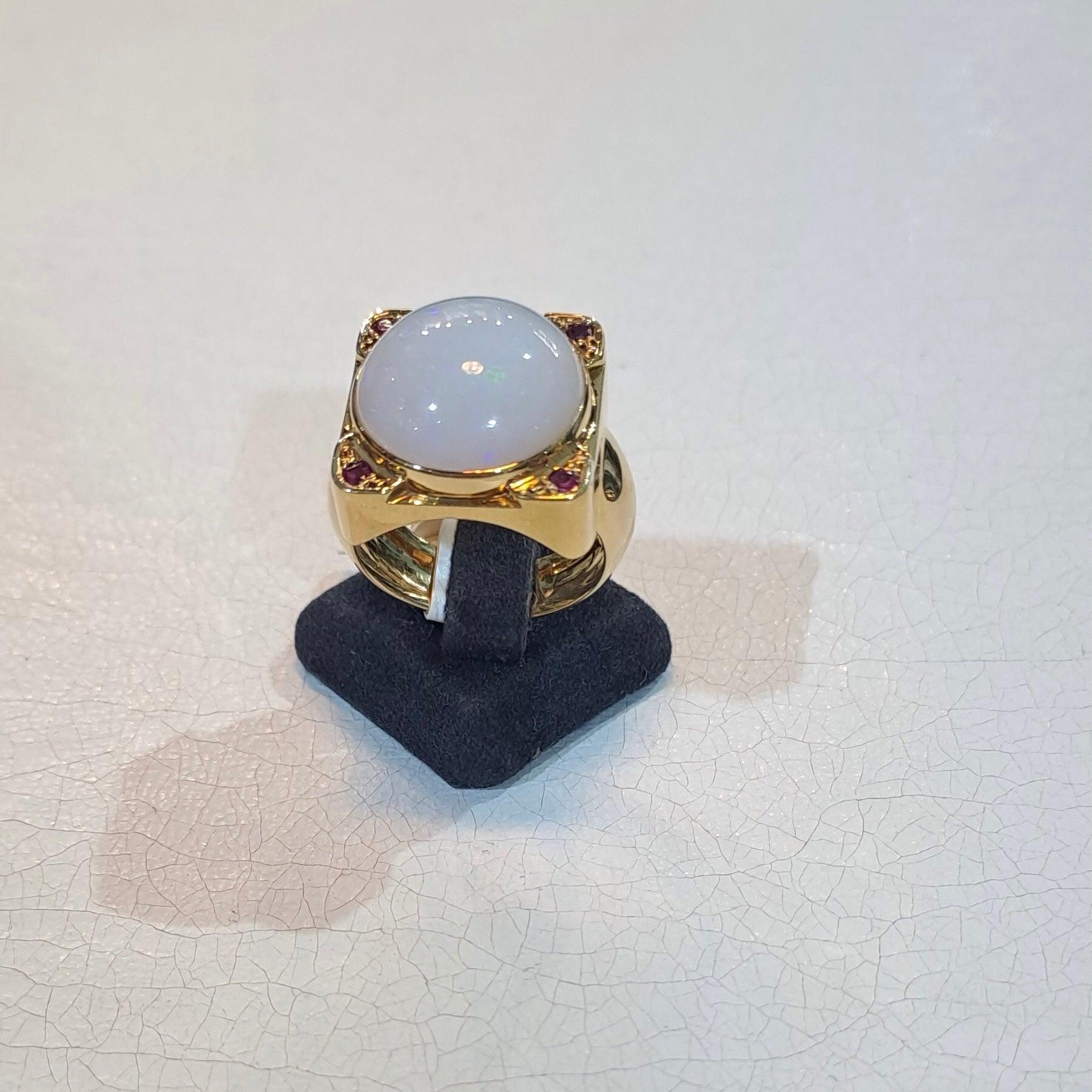 Ring in 18k gold with white Opal (Australian) and rubies (B-110)