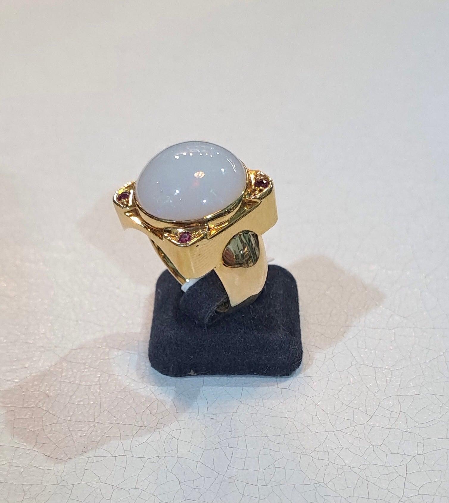Ring in 18k gold with white Opal (Australian) and rubies (B-110)