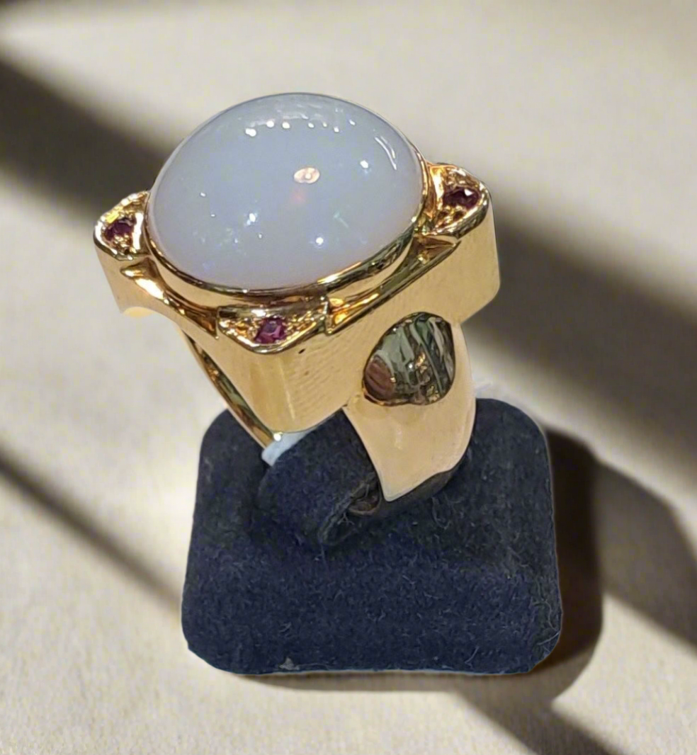 Ring in 18k gold with white Opal (Australian) and rubies (B-110)