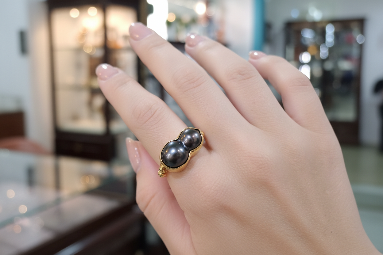 Ring in 18k with Gemini Black Tahitian Pearls (B-126)