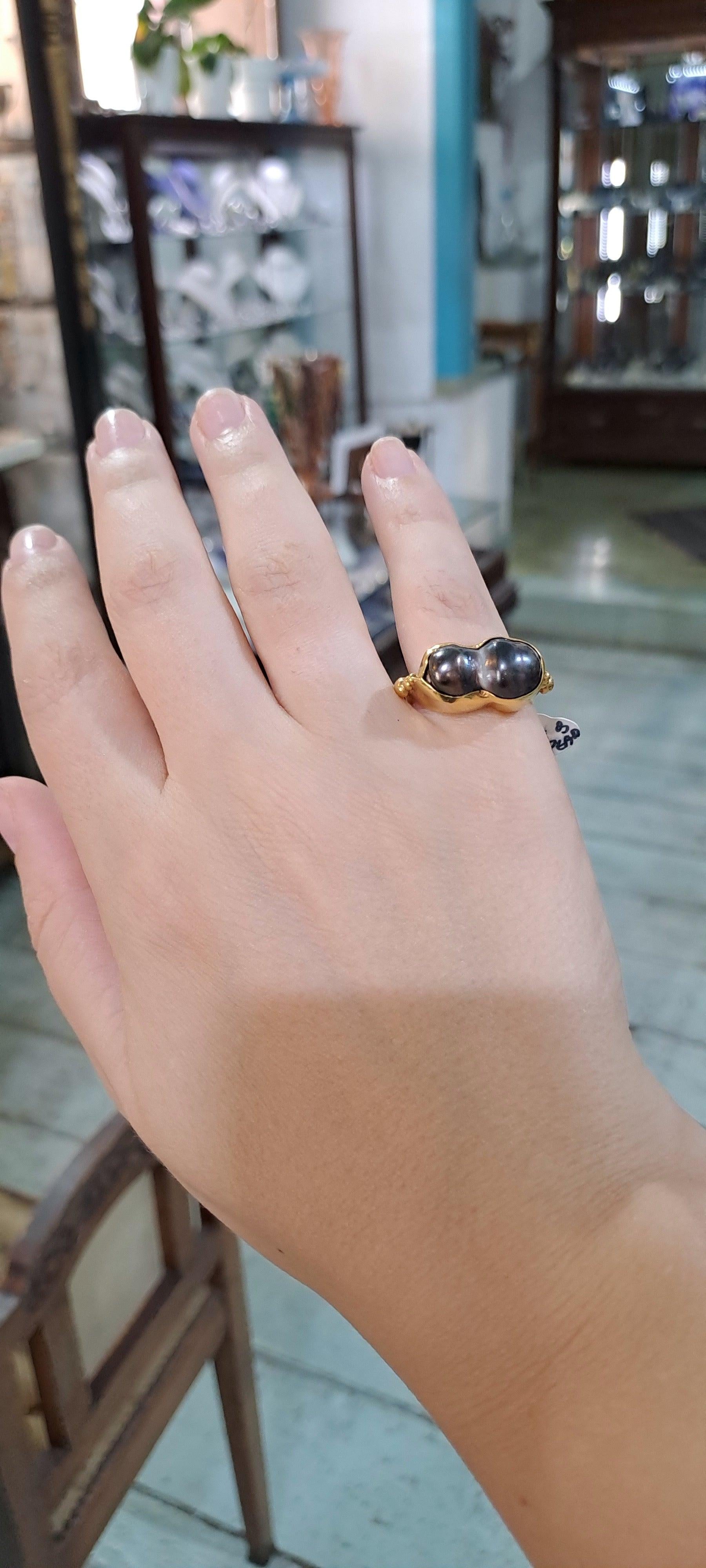 Ring in 18k with Gemini Black Tahitian Pearls (B-126)