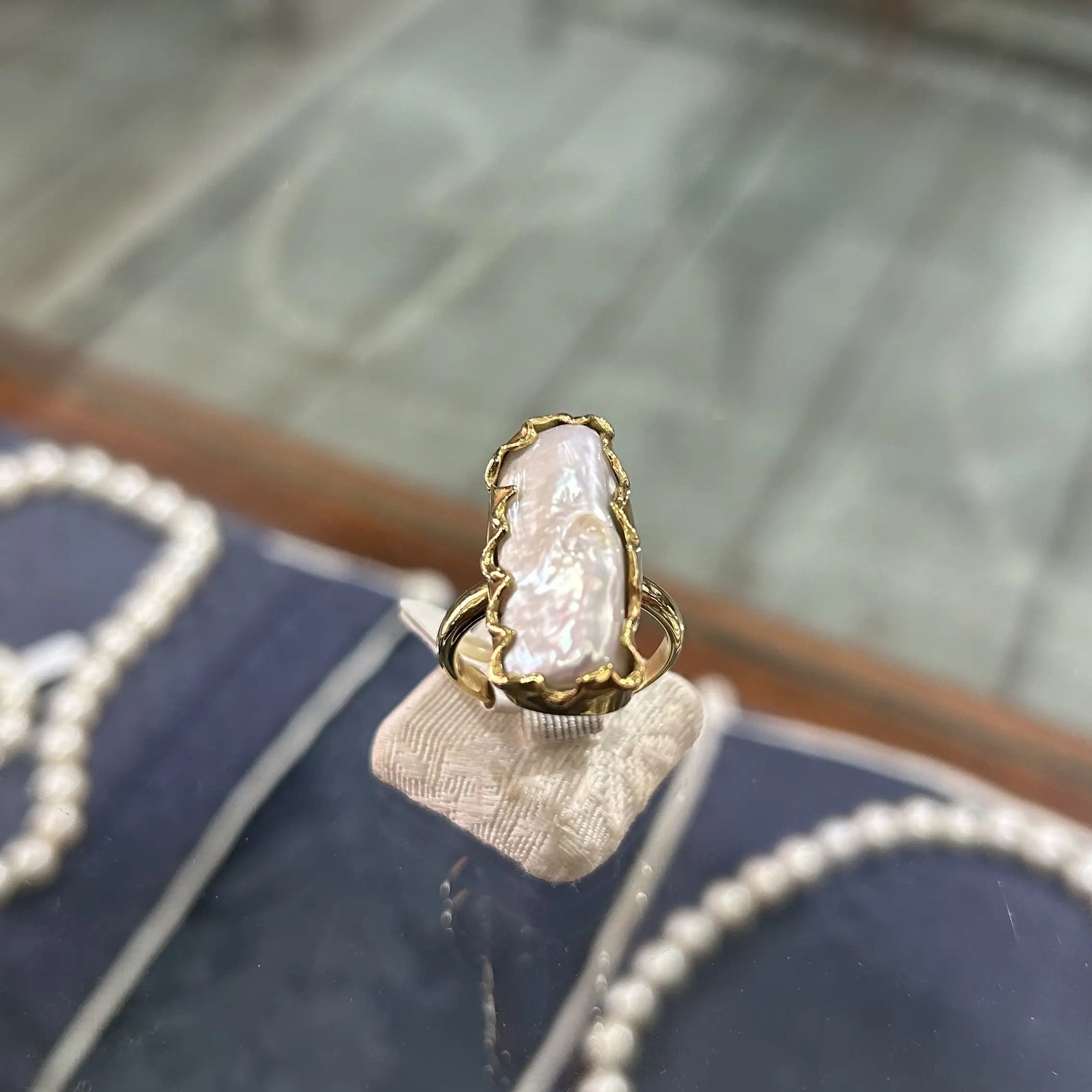Ring in 18k with a Baroque pearl