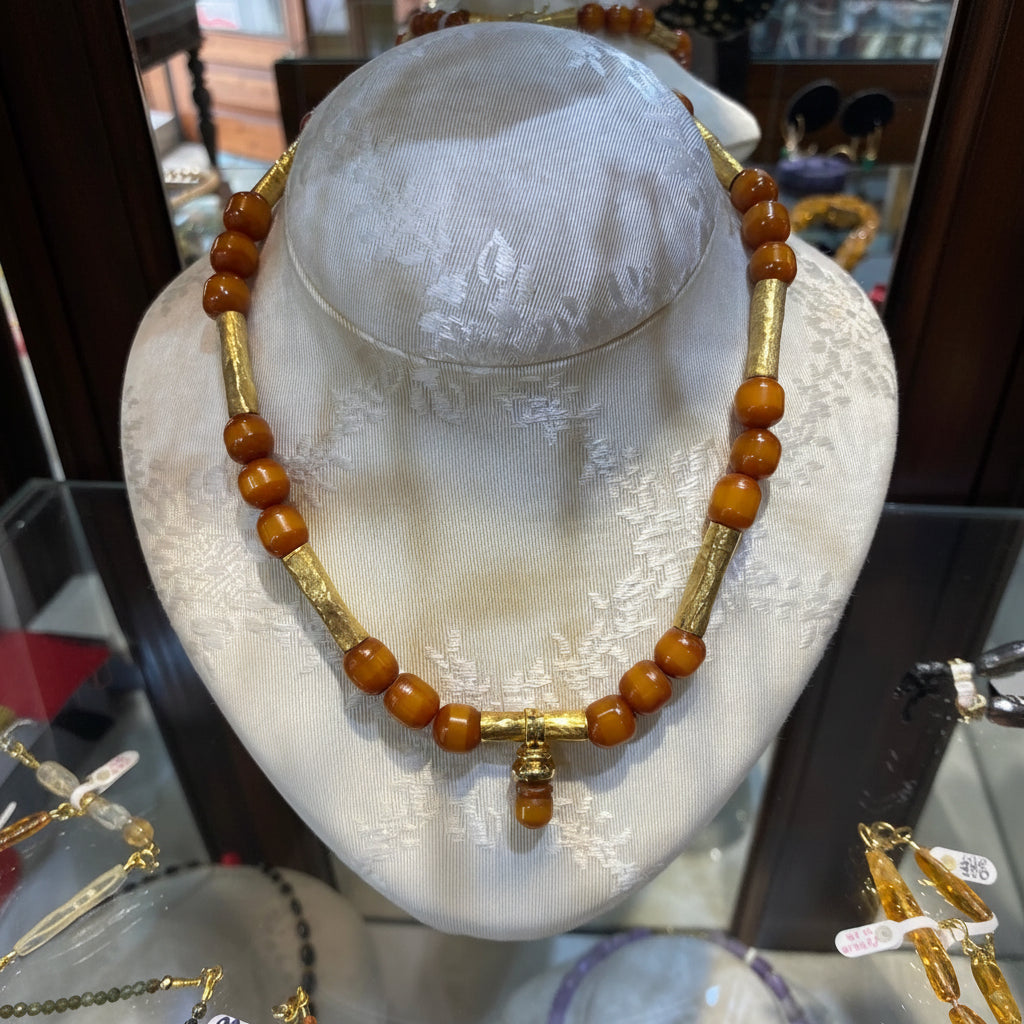 Necklace in 18k gold with Amber