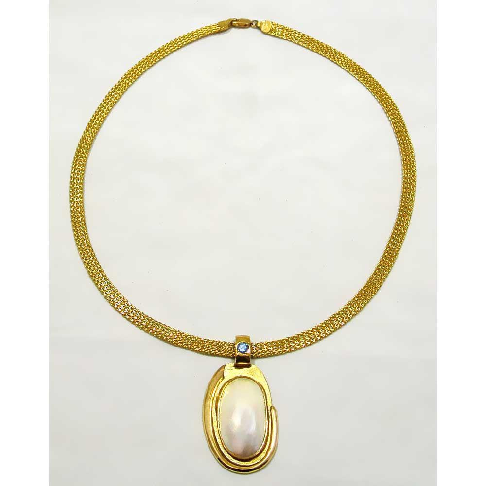 Necklace with a 18k gold medallion mother of pearl and a bleu topaz in a hand made 18k. gold chain