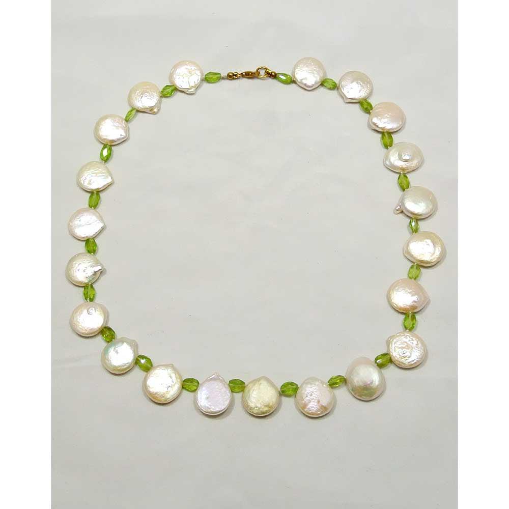 Necklace with keisy pearls and peridot and gold clasp