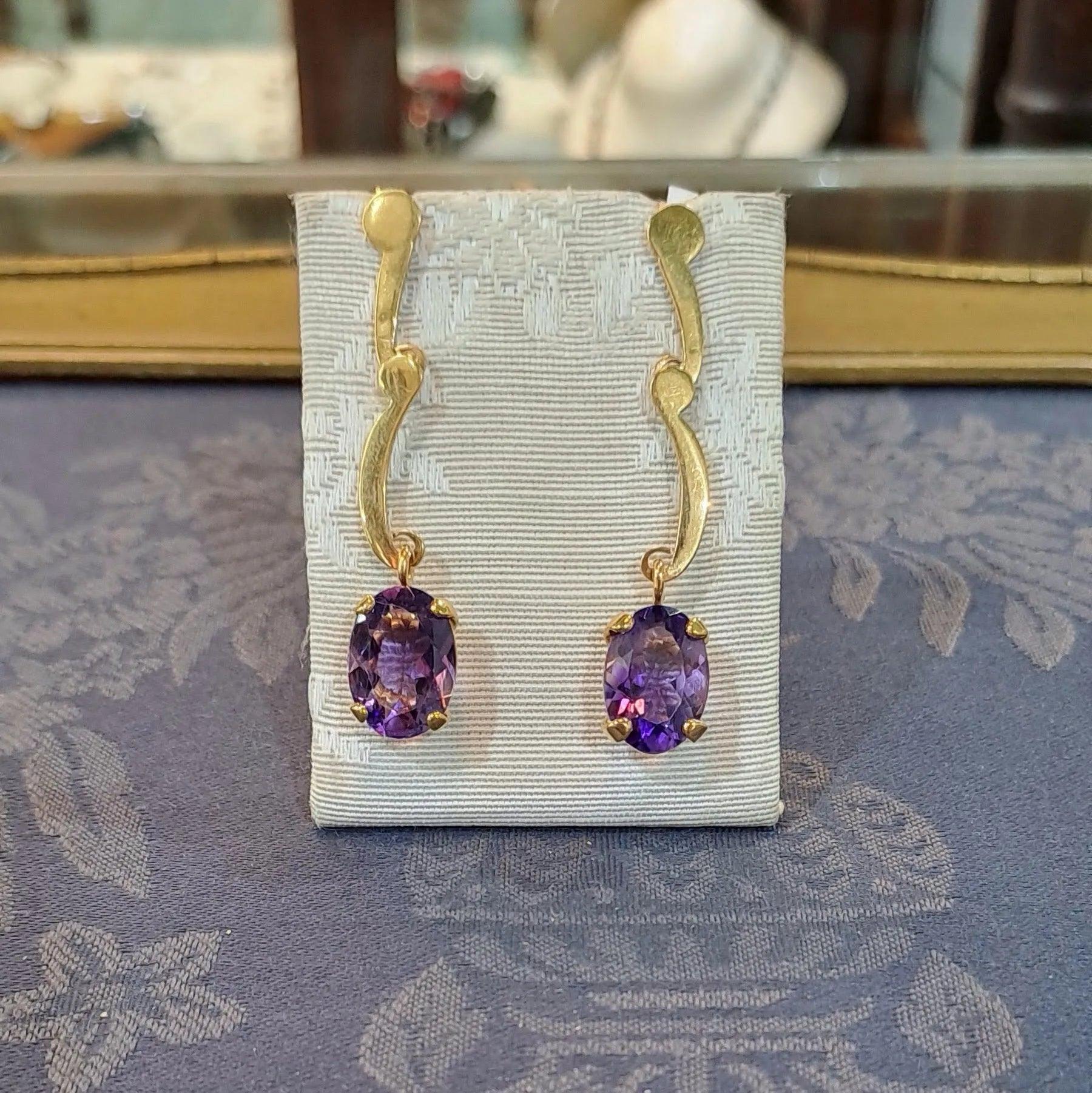 Amethyst oval faceted cutaneous 18k gold earrings