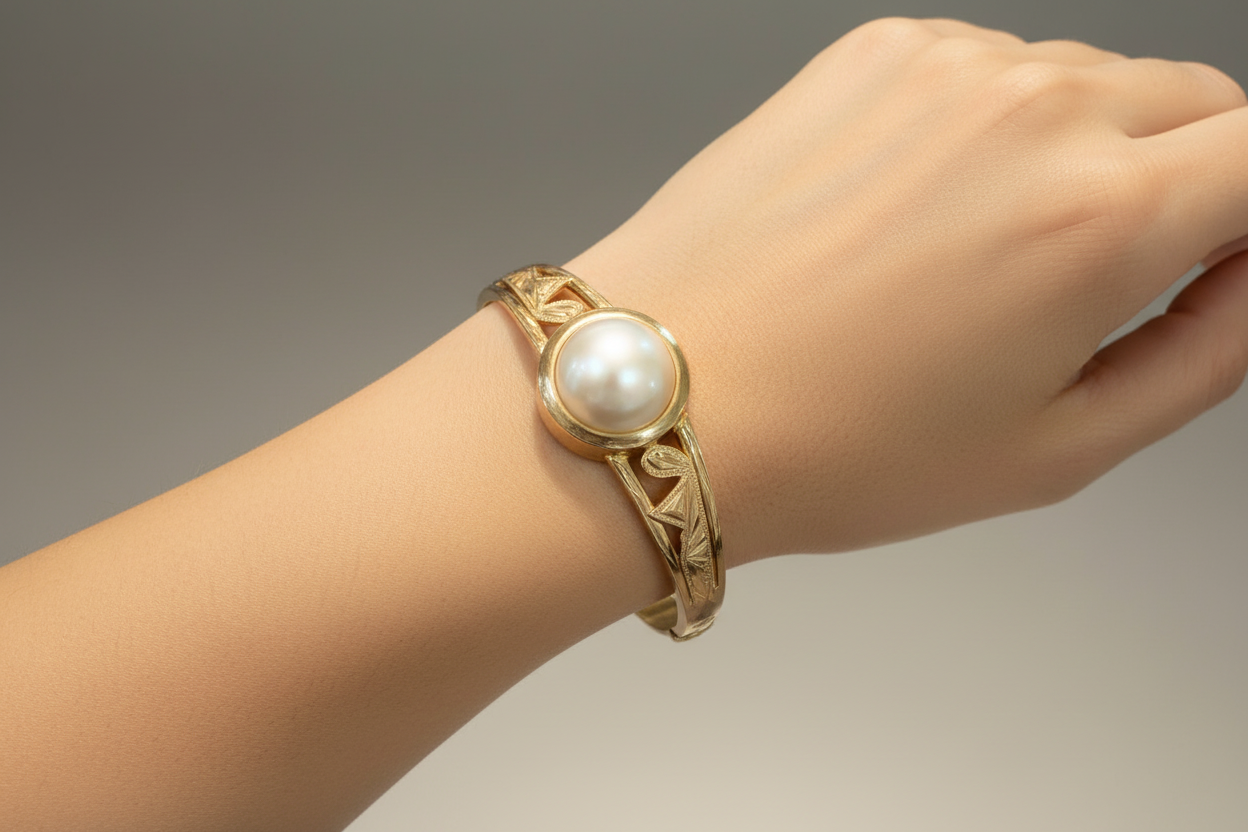 Bracelet in 18k gold with a mabe pearl
