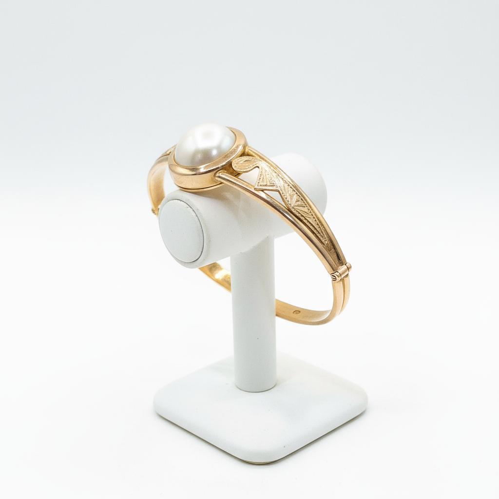 Bracelet in 18k gold with a mabe pearl