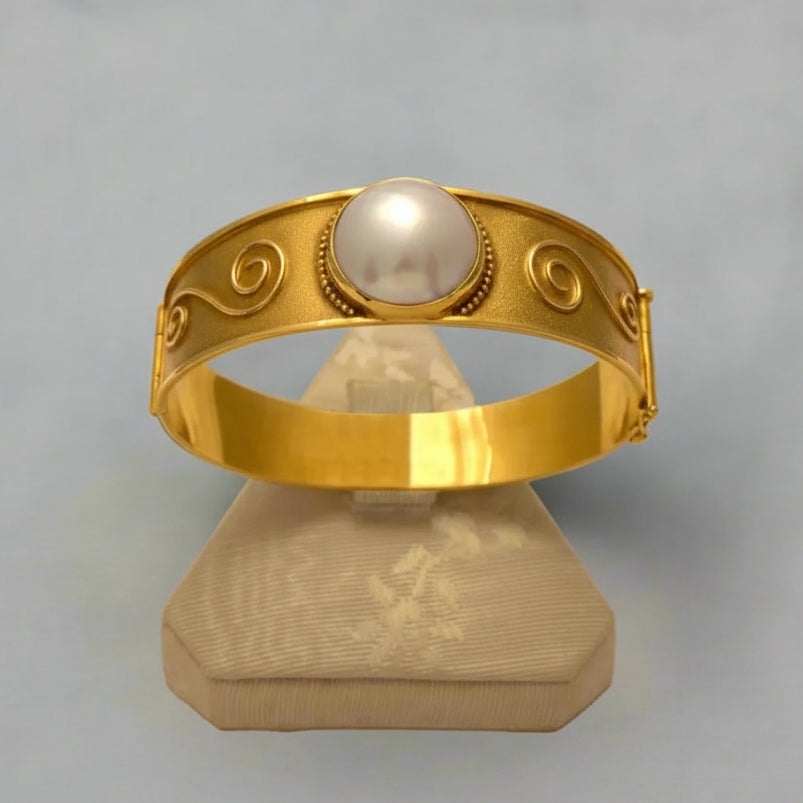 Bracelet in 18k gold with mabe pearl (C-02)
