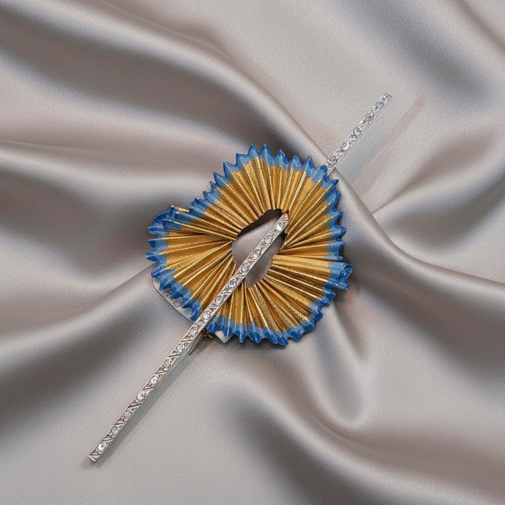 Brooch in 18k gold, white and yellow gold decorated with diamonds, pencil sharpener design brooch