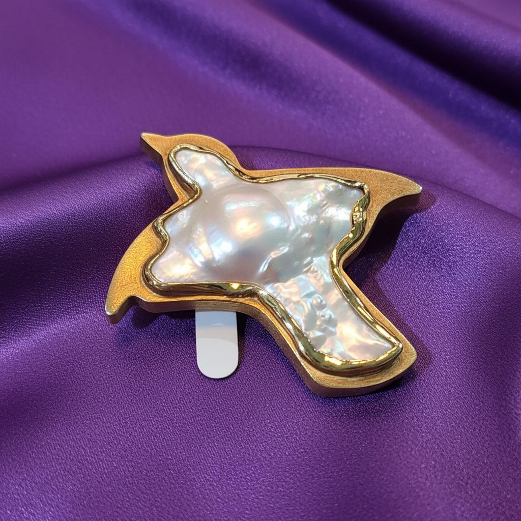 Brooch in 18k gold with a baroque pearl