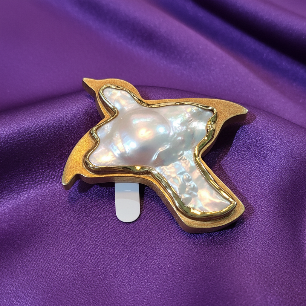 Brooch in 18k gold with a baroque pearl