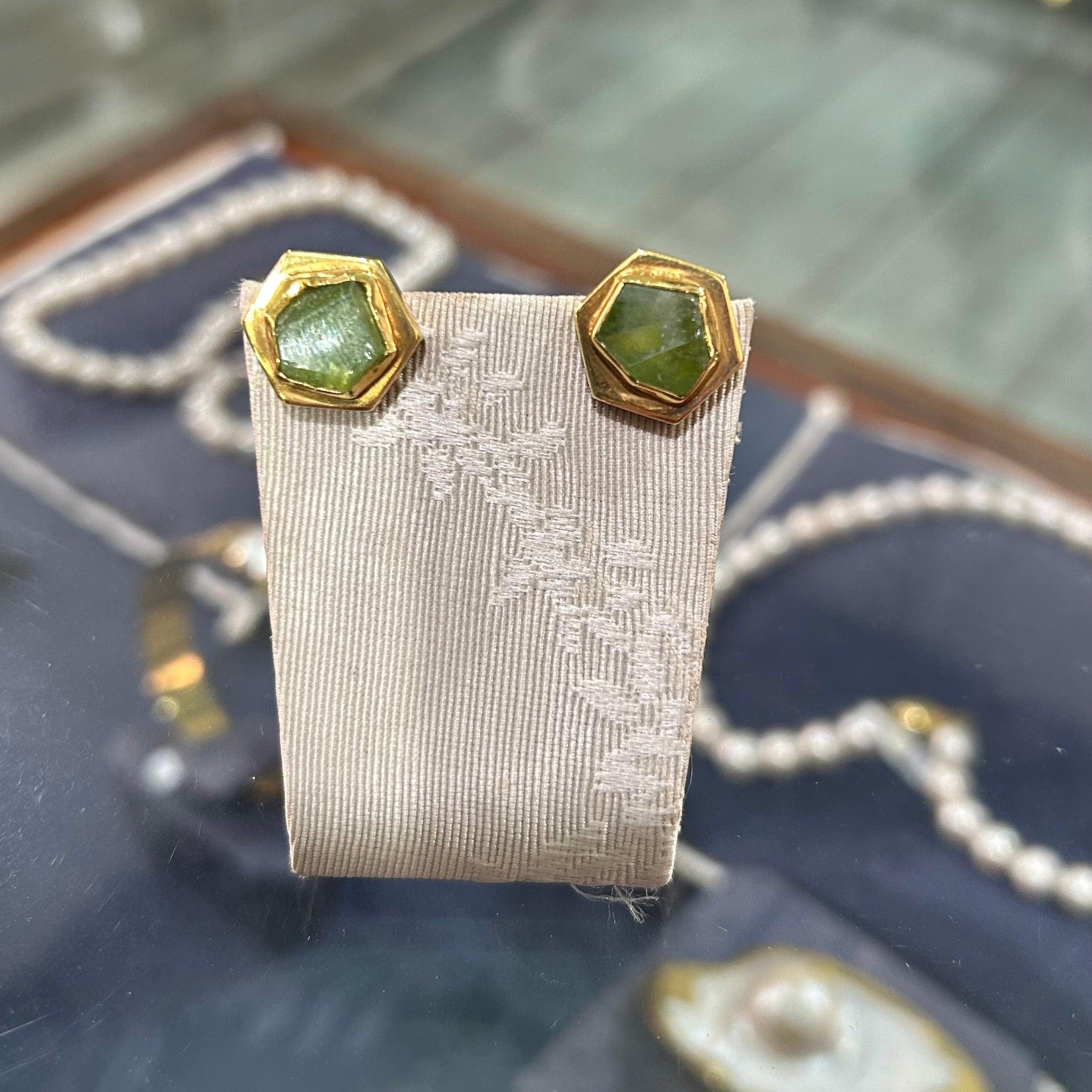 Earrings in 18k gold