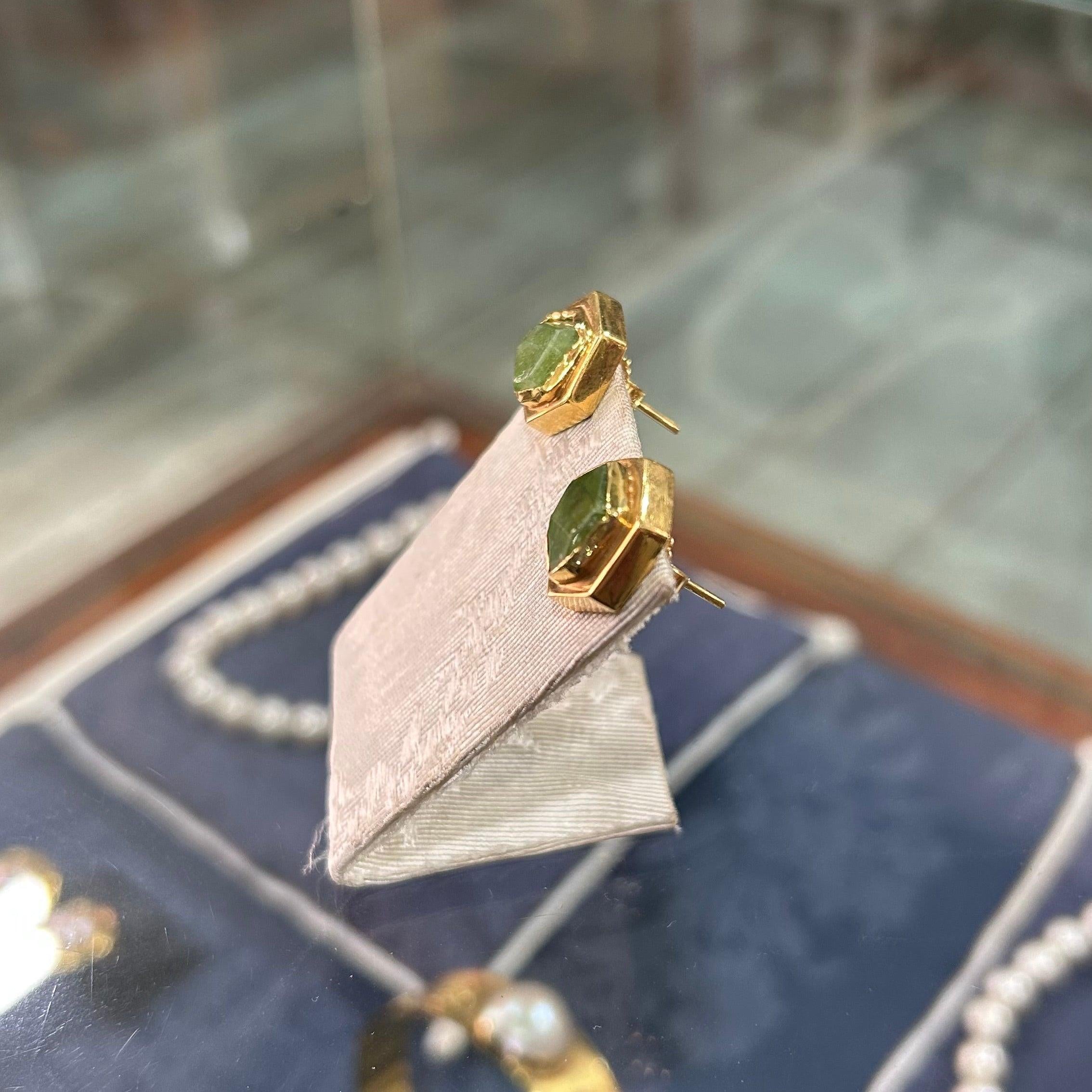 Earrings in 18k gold