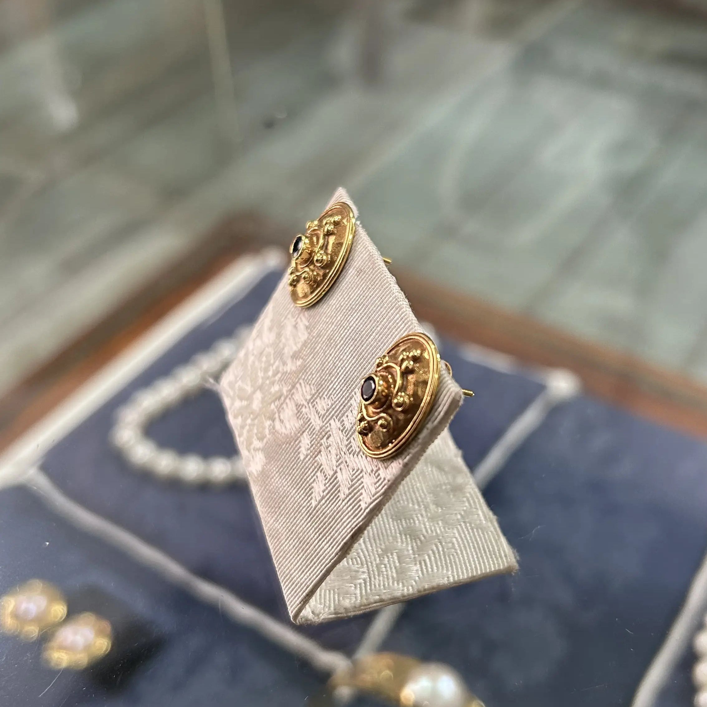 Earrings in 18k gold