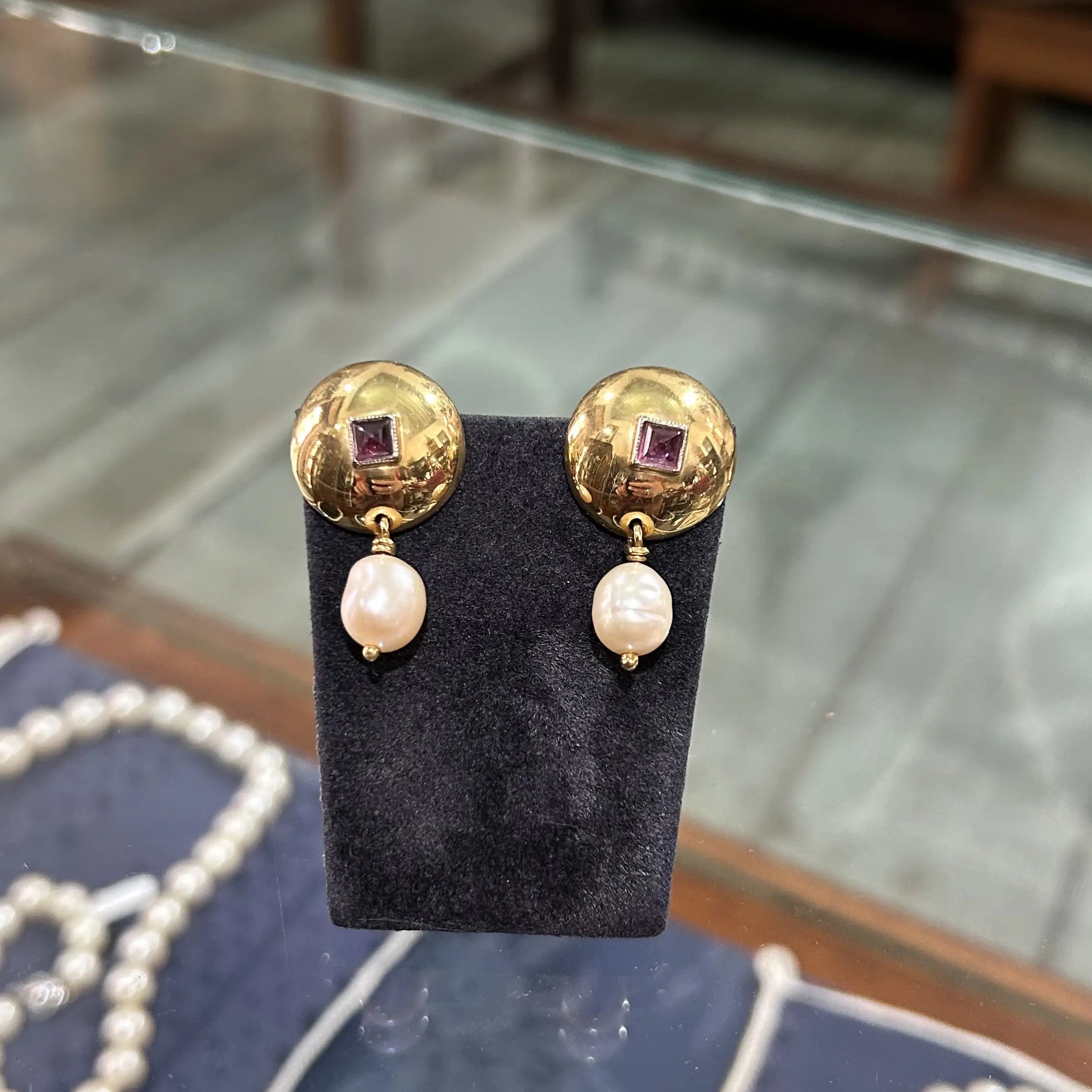 Earrings in 18k gold with a pearl