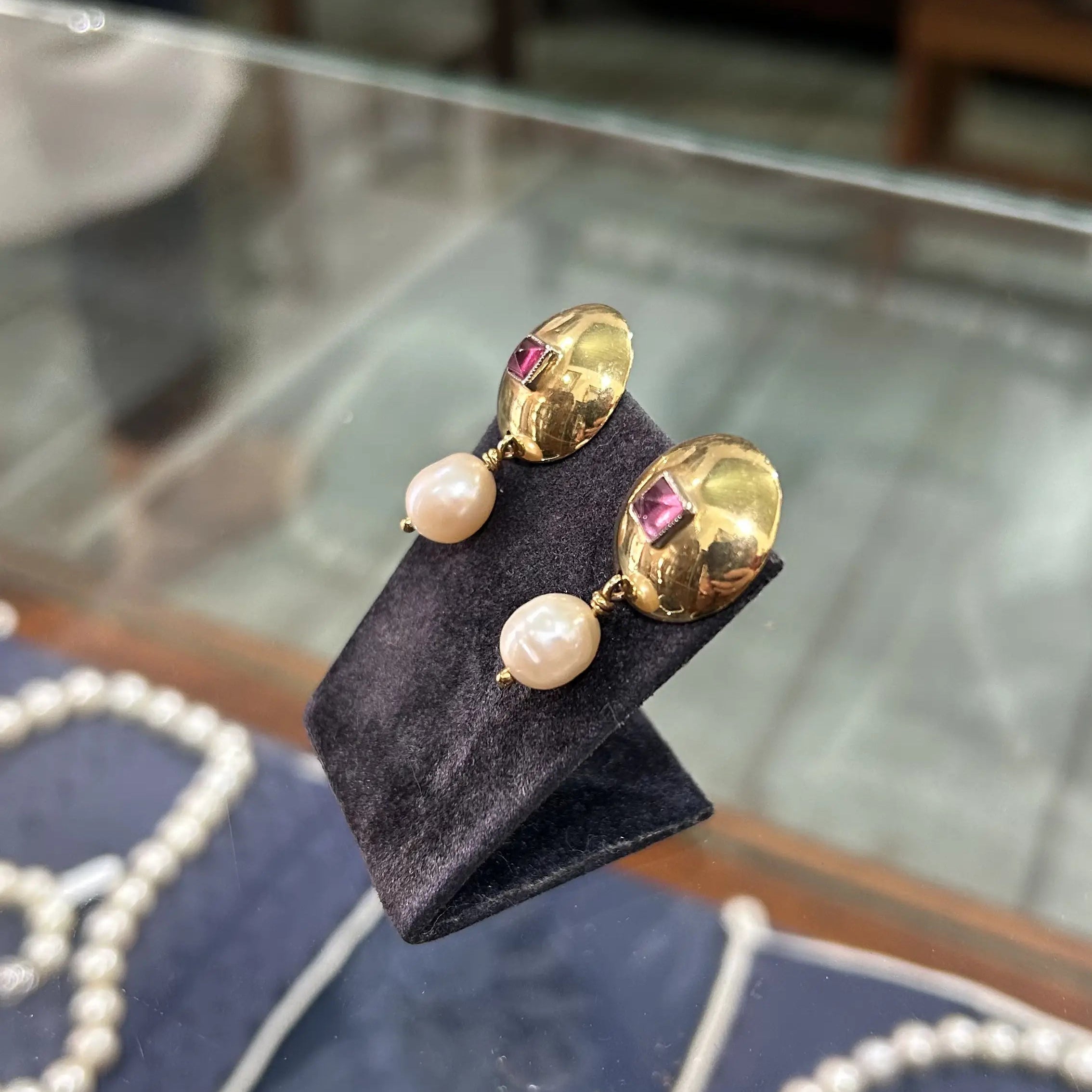Earrings in 18k gold with a pearl