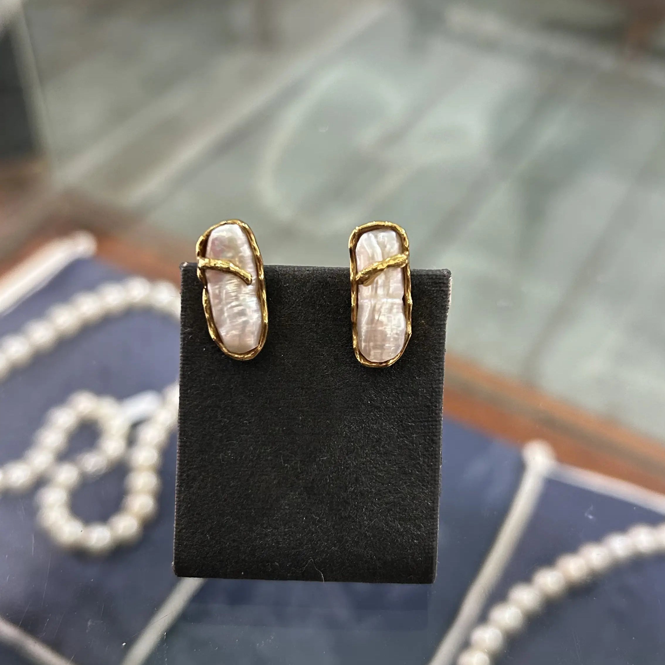 Earrings in 18k gold with pearl