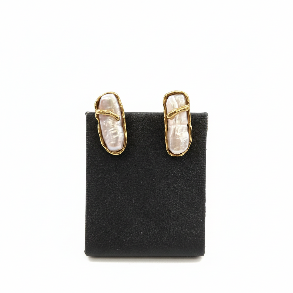 Earrings in 18k gold with pearl