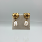 Earrings in 18k gold with pearl
