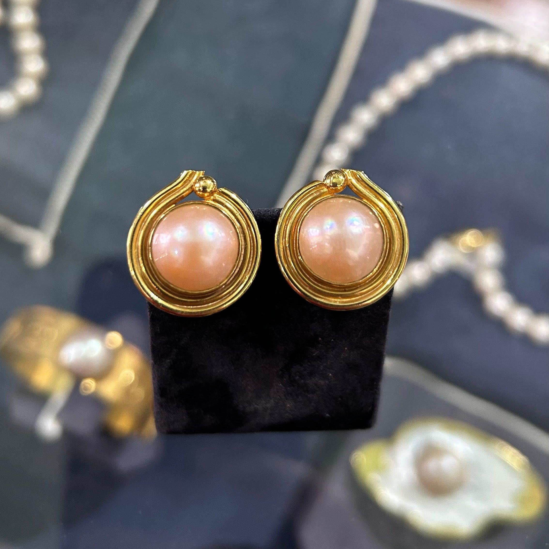 Earrings in 18k gold with pink pearl