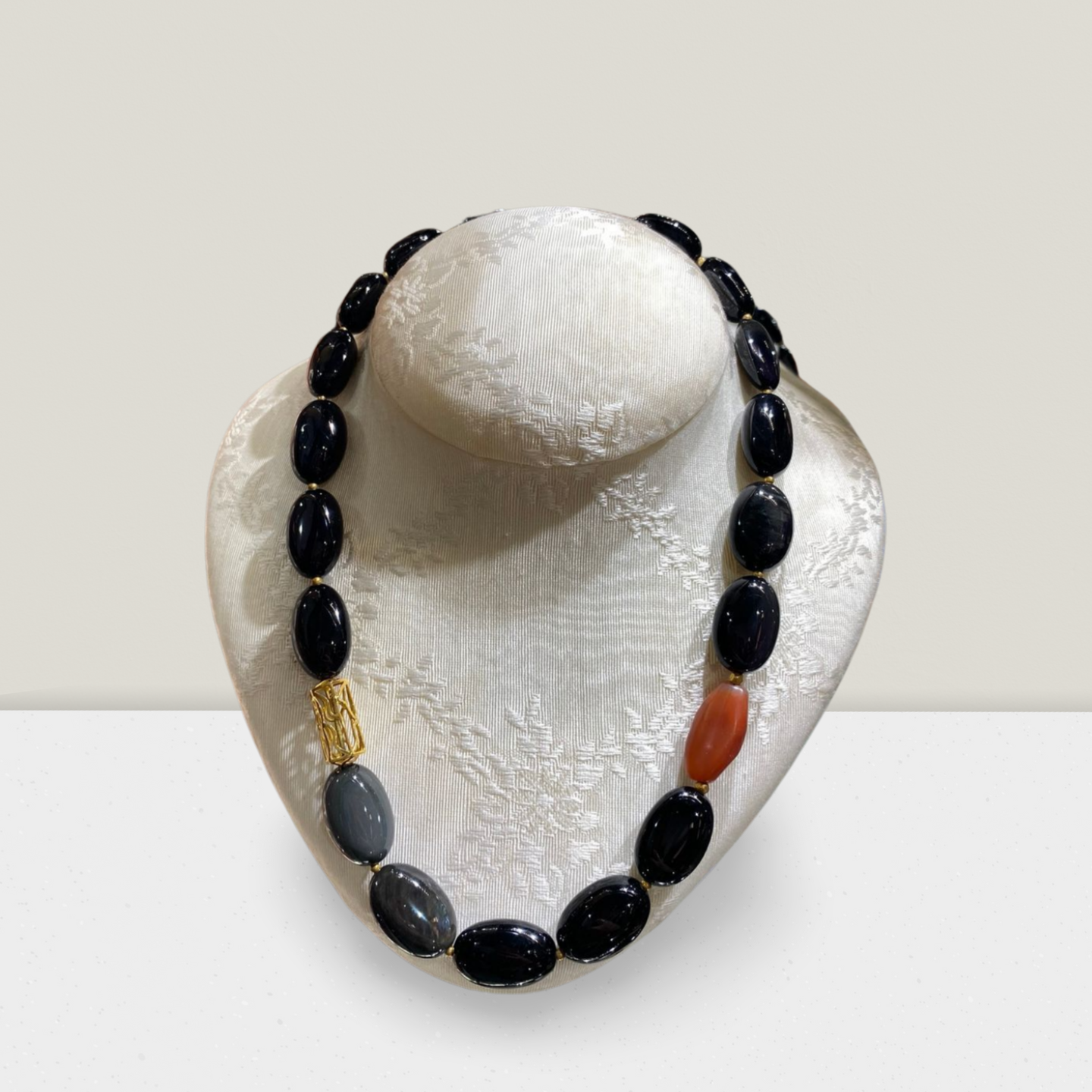 Necklace in Obsidian & Carnelian gemstones with 18k gold elements