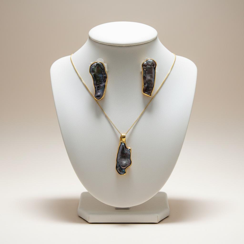 Jewellery set in 18k gold with a pearl