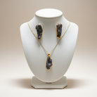 Jewellery set in 18k gold with a pearl
