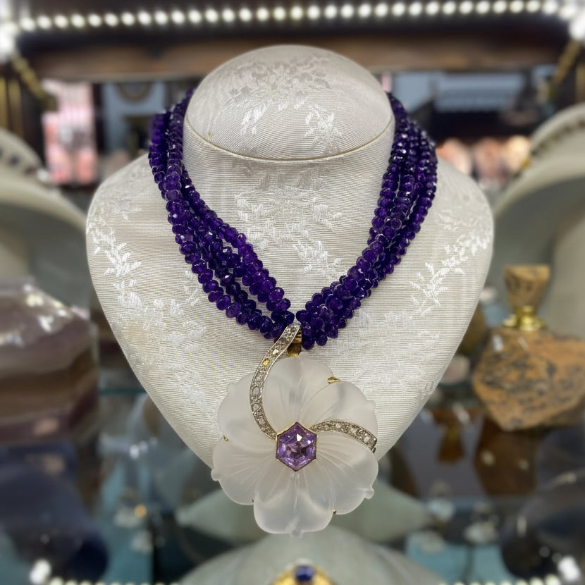 Necklace in 18k gold Rock crystal flower with diamonds and amethyst